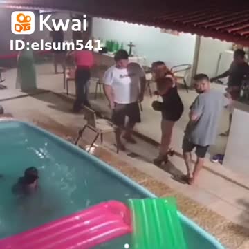 She arrived breaking everything at the party