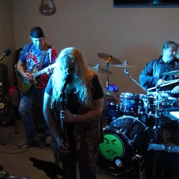 Tone Bandits sing Brain Stew by Green Day at Dairyland Brew Pub