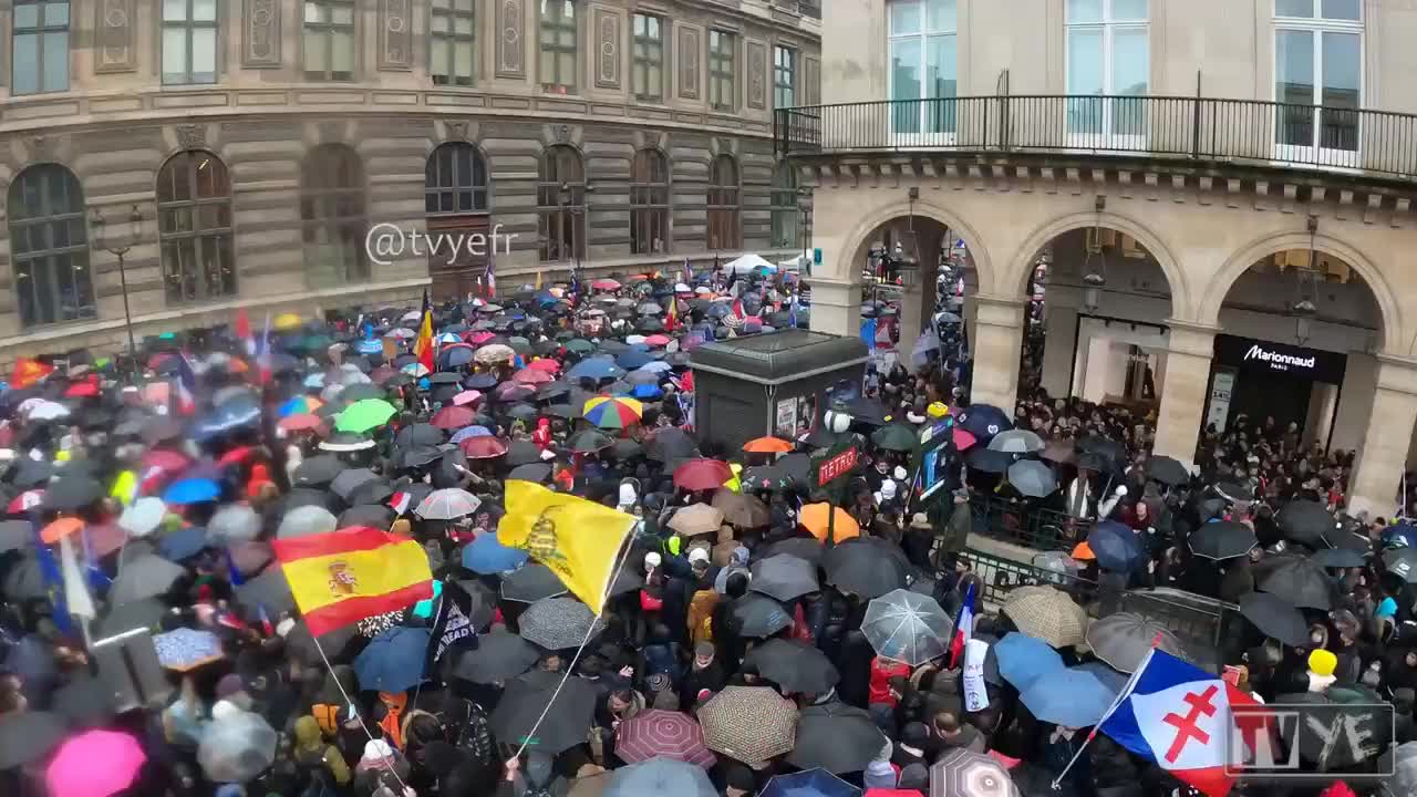 Large protest in Paris following President Macron's humiliating remarks against unvaccinated citizen