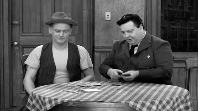 Honeymooners E35 (Mind Your Own Business)