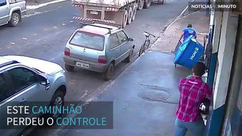 Caminhão colide dois carros e destrói loja