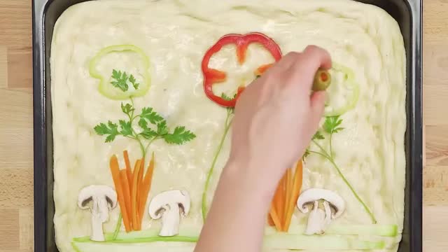 How to make Focaccia Bread!(with ART on it) (SUPER EASY) learn in 3 min