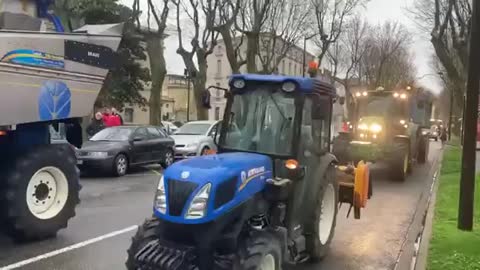 French farmers protest government buildings due to soaring gas prices - life unaffordable