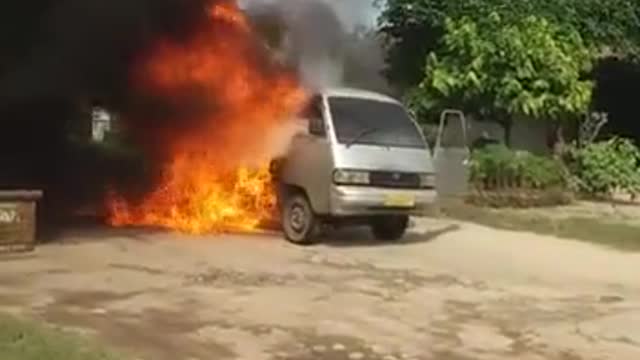 Mobil terbakar ludes