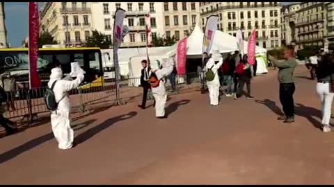 Les Masques Blancs Lyon Action Pancartes Lyon centre le 20 Octobre