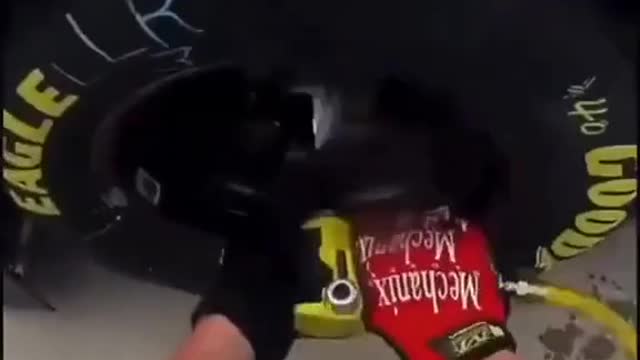 Car wheel hub small accessory removal
