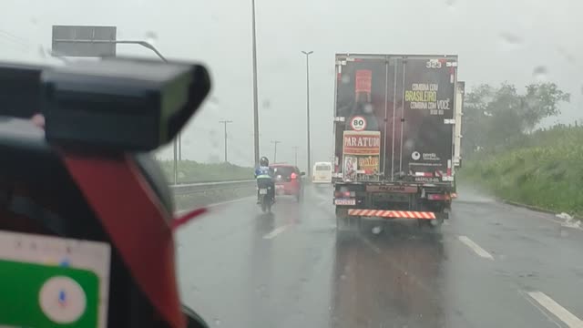 Heavy rains drag cars and paralyze BR 153 in Brazil 🇧🇷😳⛈️