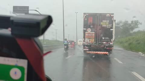 Heavy rains drag cars and paralyze BR 153 in Brazil 🇧🇷😳⛈️