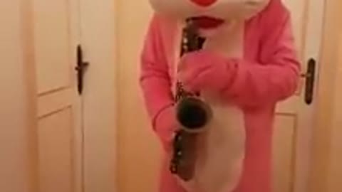 Pantera Rosa toca su propio tema con un saxo