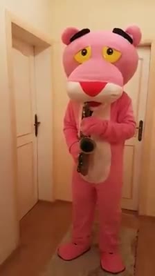 Pantera Rosa toca su propio tema con un saxo