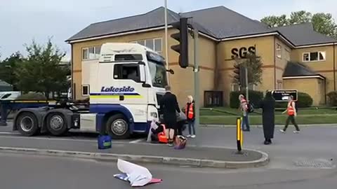 Insulate Britain: Fighting breaks out as furious drivers drag protesters from the road