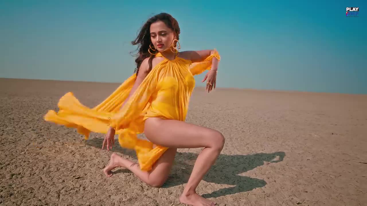 BEAUTIFUL GIRL DANCE IN BOLLYWOOD SONG