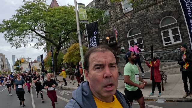 CORRIENDO UNA MEDIA MARATON (21.1 Kms.) A LOS 60 EL 16 DE OCTUBRE, 2022 (Video 4 de 11)