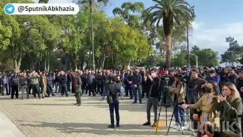 На площади у Драмтеатра в Сухуми начался митинг оппозиции