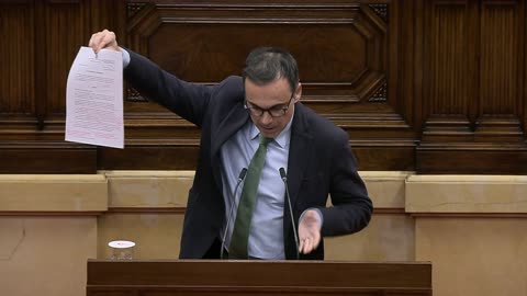 VOX corrige las faltas de ortografía catalana de Junts per Catalunya, 12 faltas en 2 páginas