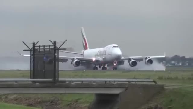 FULL thrust reverse on a wet runway B747🔥👏