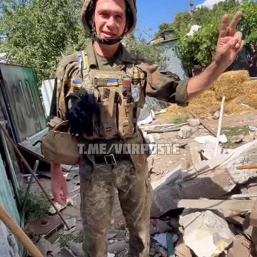 Banderovci ukazují následky přímého zásahu obytného domu kde měli základnu