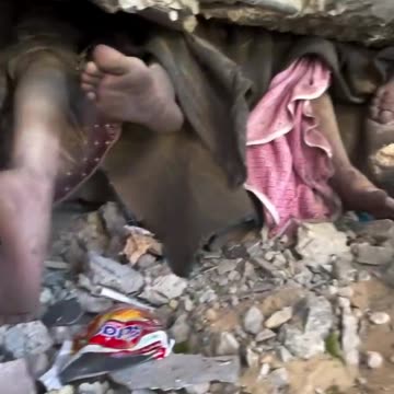►🚨▶◾️🇮🇱⚔️🇵🇸 TONS of Israeli airstrike rubble above these innocent children❗️