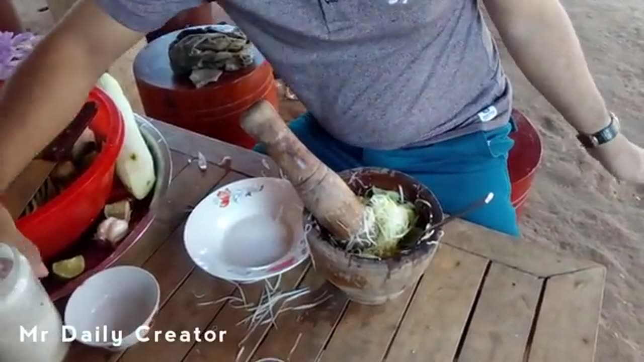 Awesome Khmer Guy Make Green Papaya Salad -Khmer Food Recipe