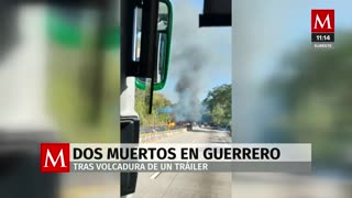 Tráiler vuelca y deja dos muertos sobre la Autopista del Sol