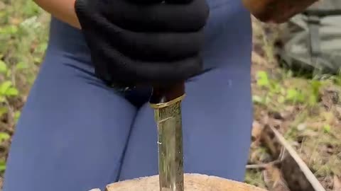Pretty woman knows how to handle a knife #camping#survival