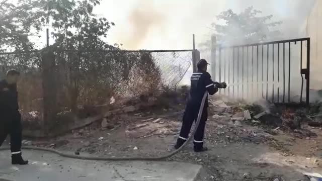 Incendio en lote baldío