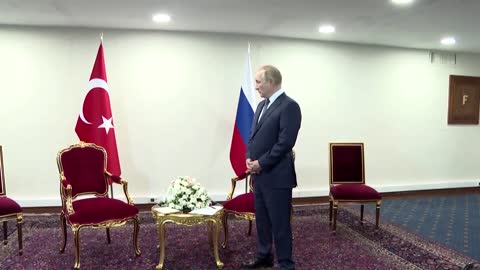 VIRAL: Erdogan keeps Putin waiting in the room for him as revenge. Read Description
