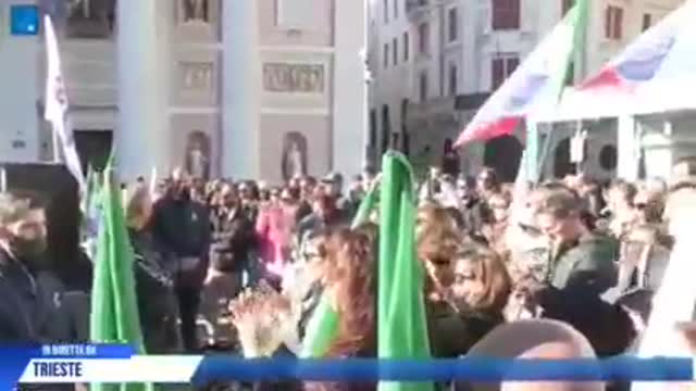 (28 ottobre 2021) - Il discorso di Francesco Toscano di fronte ai portuali e al popolo di Trieste e l'abbraccio finale a STEFANO PUZZER!! 🇮🇹👍
