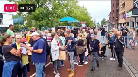 Dutch farmers hand out food to supporting citizens