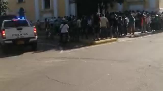 Video: Cientos de personas se aglomeran en el Centro de Bucaramanga por entrega de ayudas