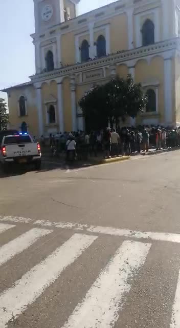 Video: Cientos de personas se aglomeran en el Centro de Bucaramanga por entrega de ayudas