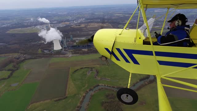 Flug mit der Uli Rebell vorbei an einem Kühlturm