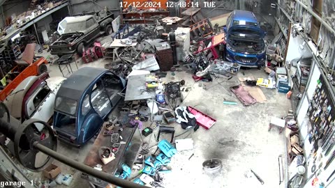 Garage camera shows powerful 7.4 earthquake hitting Vanuatu