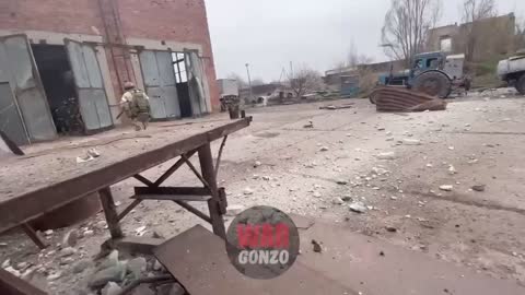 Ukraine war - The first video of the assault on the Azovstal hangars