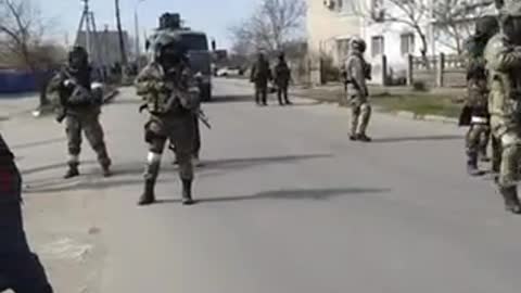 TẠI BELOZERKA, KHERSON, #UKRAINE NGƯỜI DÂN NGĂN CHẶN LÍNH NGA VÀO LÀNG