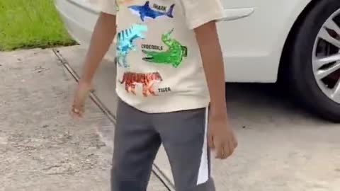 AMAZING 8 YEAR OLD COOL KID DRIVING HOVERBOARD!