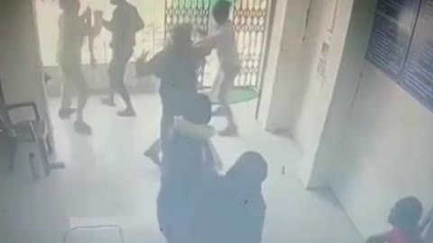 CCTVত বন্দী Biharৰ বৈশালী আৰক্ষীৰ দুজন সাহসী মহিলাই বেংক ডকাইতি ৰক্ষাৰ দৃশ্য #shorts