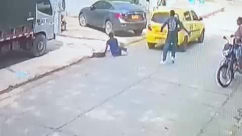 Taxista arrolla a pasajera