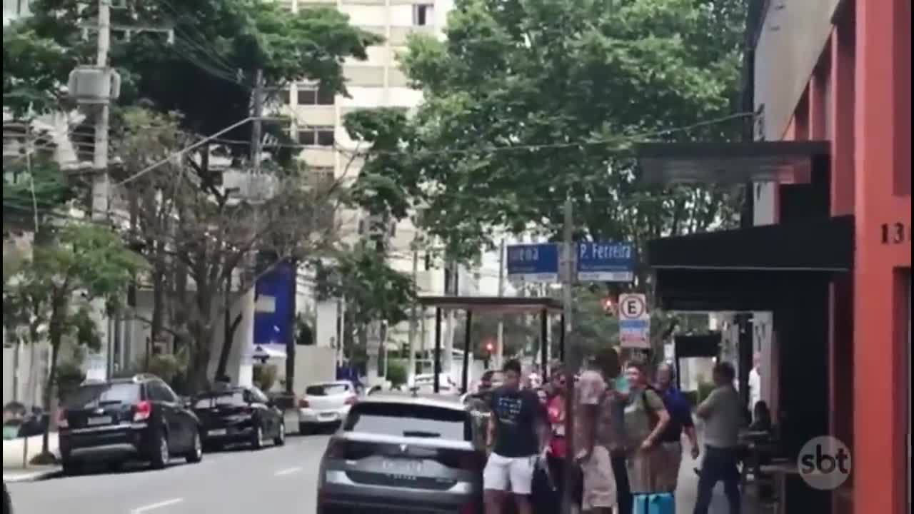 Bolsonarista Carla Zambelli saca arma e aponta para grupo de pessoas em SP | SBT Brasil (29/10/22)