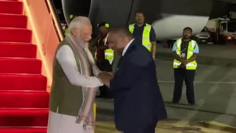 NEVER SEEN BEFORE VISUALS! PAPUA NEW GUINEA PM SEEKS PM MODI'S BLESSINGS