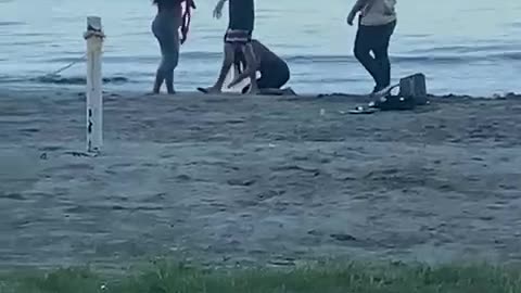 Video: mujeres protagonizaron pelea a puños en playa de Cartagena