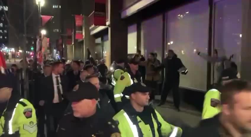 Angry protestors swarm and heckle Justin Trudeau in Ontario 🔥