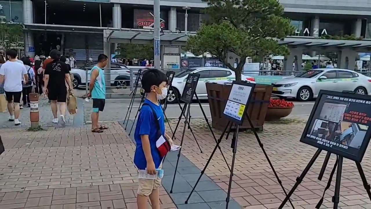 20200709_V3_S02(V98xByZ8DMY)평택역에서 부채와 함께 4.15 부정선거 전단지를