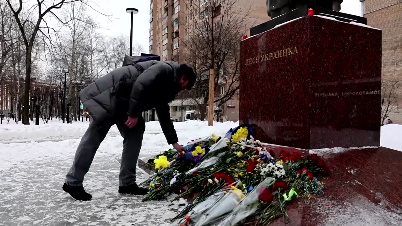 Moscow police detain people laying flowers at monument