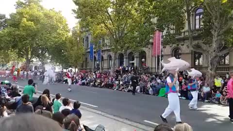 Bendigo Easter Parade Sun Loon worlds longest imperial dragon_Cut