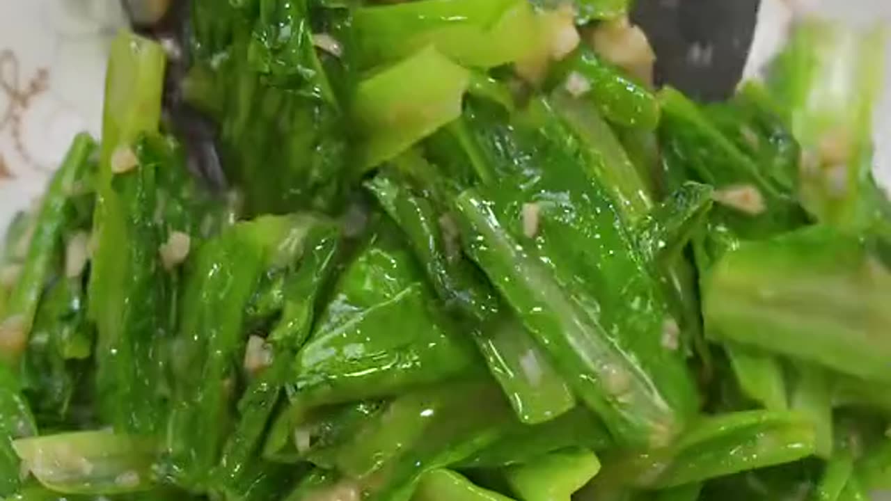 Quick and Easy Stir Fried Lettuce