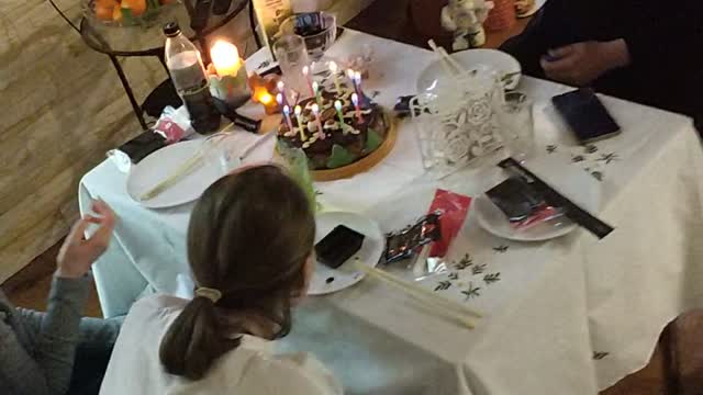 20181228 - Полин ДР, дома после квеста, поем