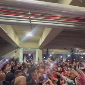 Crowd goes crazy for President Trump as he arrives at Williams-Brice Stadium