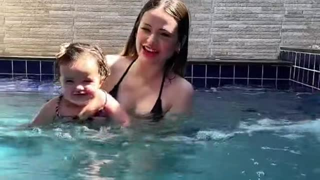 Primeira vez da nossa Melissa na piscina!