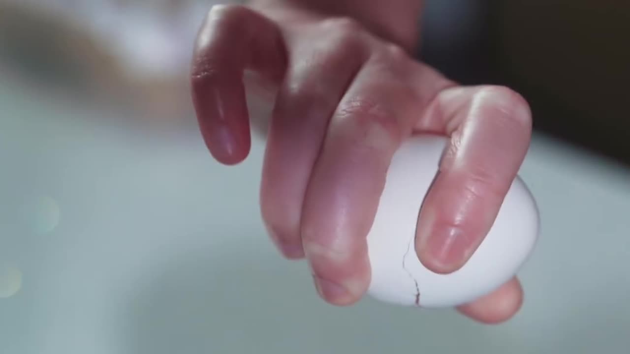 How to crack an egg🥚 with one hand ✋